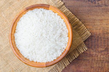 Organik Tayland Jasmine pirinç taneleri ahşap kasede pişmeye hazırlanıyor.