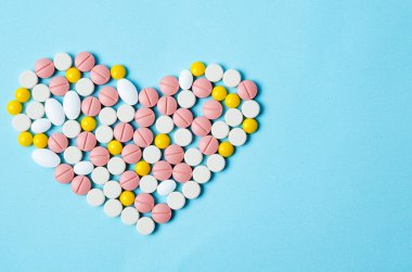 Mavi arka planda bir sürü renkli hap makrosu.