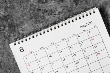 Ağustosun Takvimi 2021 Ahşap masa arkaplanı.