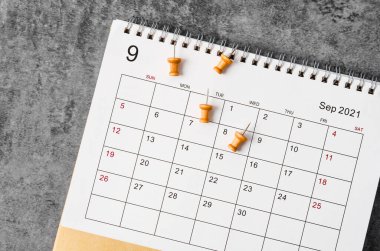 Eylül Takvimi 2021 Ahşap masa arkaplanı.