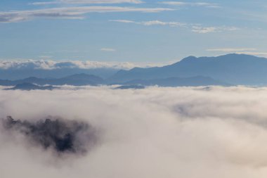 Khao Khai Nui, Sis Denizi kış sabahları gün doğumunda, Tayland, Phang nga 'da güzel manzaralar görmek için yeni bir dönüm noktası..