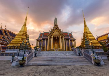 Wat Phra Kaew, Alacakaranlıkta, Zümrüt Buddha Tapınağı Phra Kaew Bangkok 'un en ünlü turistik alanlarından biridir ve 1782 yılında Tayland' ın Bangkok kentinde inşa edilmiştir..