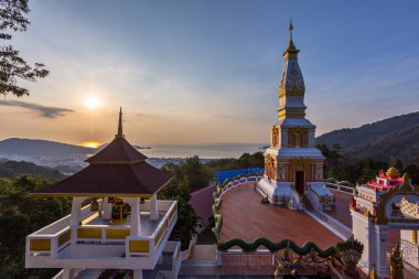 Patong Tepesi, Phuket, Tayland 'ın tepesinde bir manastır ve akşam ışığı var mı?