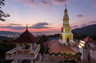 Patong Tepesi, Phuket, Tayland 'ın tepesinde bir manastır ve akşam ışığı var mı?