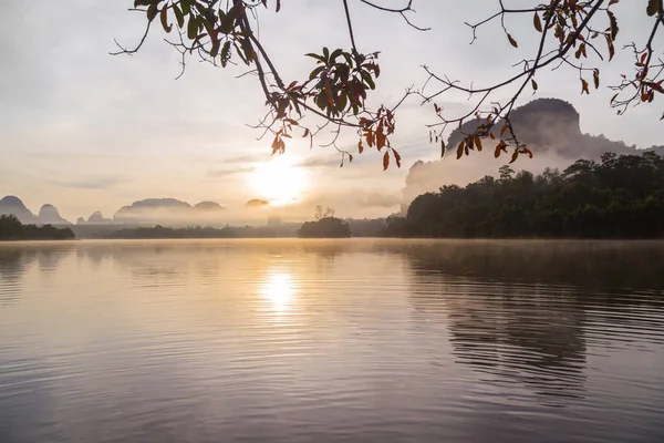 Zakaz Nong Thale Naturalne Krajobrazy Słońca Godzinach Porannych Góry Jeziora — Zdjęcie stockowe