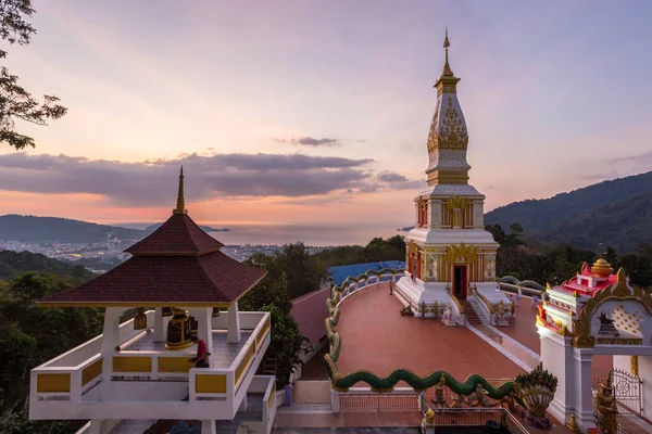 Patong Tepesi, Phuket, Tayland 'ın tepesinde bir manastır ve akşam ışığı var mı?