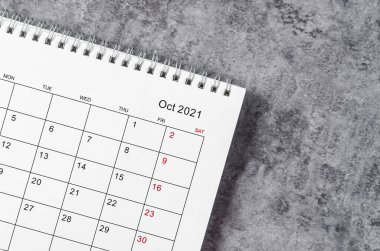 Ekim Takvimi 2021 Ahşap masa arkaplanı.