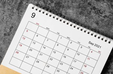 Eylül Takvimi 2021 Ahşap masa arkaplanı.