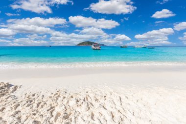 Similan Adaları 'nda kumlu sahilde dalgaların çarptığı güzel kumlu sahil. Similan Ulusal Parkı, Phang nga Tayland' daki 4 numaralı tropikal deniz adası.