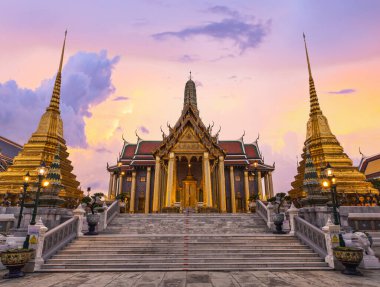 Wat Phra Kaew, Alacakaranlıkta, Zümrüt Buddha Tapınağı Phra Kaew Bangkok 'un en ünlü turistik alanlarından biridir ve 1782 yılında Tayland' ın Bangkok kentinde inşa edilmiştir..