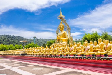 Tayland 'da Nakhon Nayok' a halk önünde tapınan büyük Buda heykelini çevreleyen mürit heykeli..