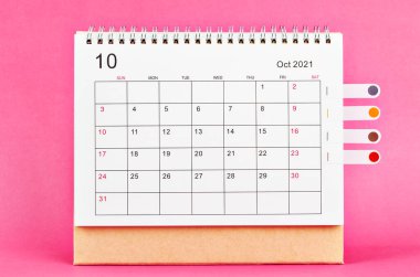 Pembe arka planda Ekim 2021 Carlendar.