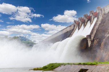 Khun Dan Prakarn Chon barajı, Tayland 'ın Nakhon Nayok ilinde hidroelektrik santrali, sulama ve sel koruması bulunan bir barajdır.