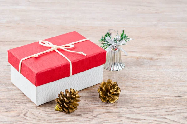 木制背景的礼品盒 红色礼物 有彩带和圣诞装饰品 — 图库照片