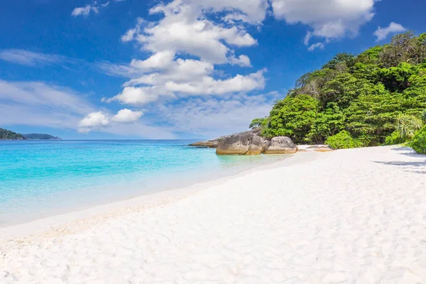 Piękna Piaszczysta Plaża Falą Rozbijającą Się Piaszczystym Brzegu Similan Islands — Zdjęcie stockowe