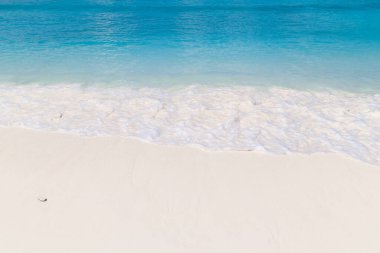 Denizin dalgası Similan Adaları, Tayland, Phuket 'teki kumsalda.