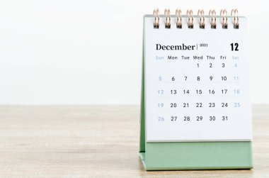 Aralık Takvimi 2021 Ahşap masa arkaplanı.