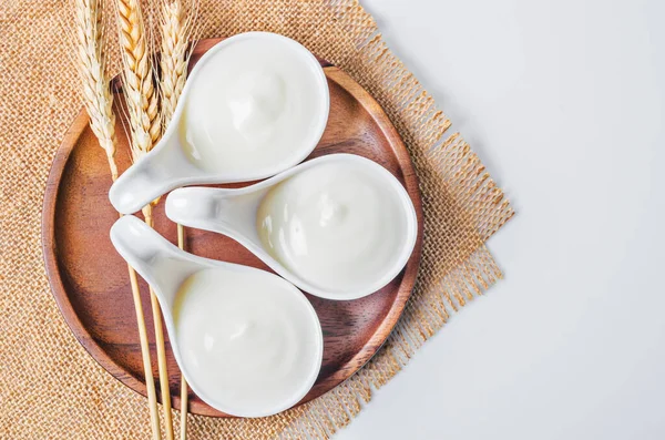 Griechischer Joghurt Und Trockene Gerste Auf Tischdecke — Stockfoto