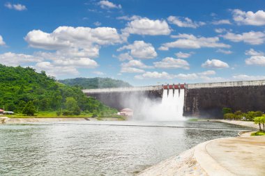 Khun Dan Prakarn Chon barajı, Tayland 'ın Nakhon Nayok ilinde hidroelektrik santrali, sulama ve sel koruması bulunan bir barajdır.