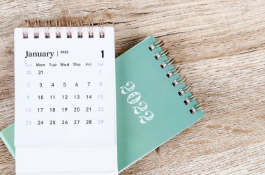 Ahşap arka planda Ocak 2022.