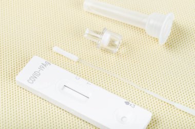 Sarı zemin üzerinde Covid-19 Tarım testi görüldü.