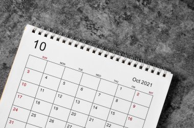 Aralık Takvimi 2021 Ahşap masa arkaplanı.