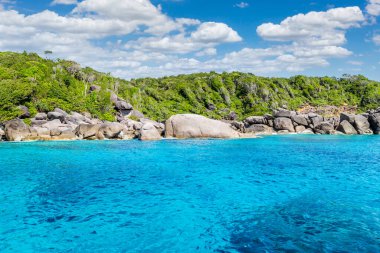 Andaman Denizi 'nin turkuaz suyu Similan Adaları, Khao Lak, Phang-Nga, Tayland,