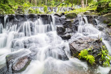 Namtok Samlan Milli Parkı 'nda şelale. Tayland 'ın Saraburi bölgesinde güzel bir doğa.