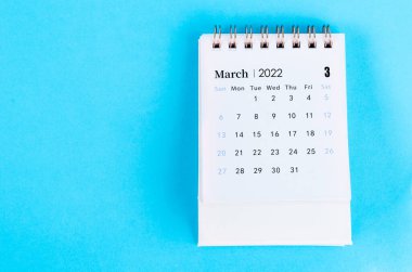 Mavi arkaplanda Mart 2022.