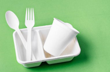 Çevre dostu biyolojik çözünebilir kağıt, yeşil arka planda ambalaj yiyeceği ve kağıt bardak için kullanılabilir..