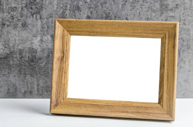 Koyu arkaplanda boş ahşap çerçeve, kırpma yolunu kaydet.