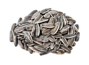 Beyaz arkaplanda kurumuş ayçiçeği tohumu.