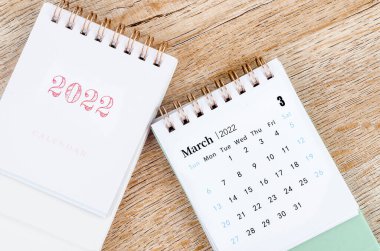 Tahta zemin üzerinde mini Mart 2022 masa takvimi.