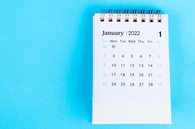 Mavi arkaplanda Ocak 2022 masa takvimi.