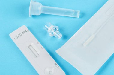 Mavi arkaplanda Covid-19 Tarım testleri görüldü.