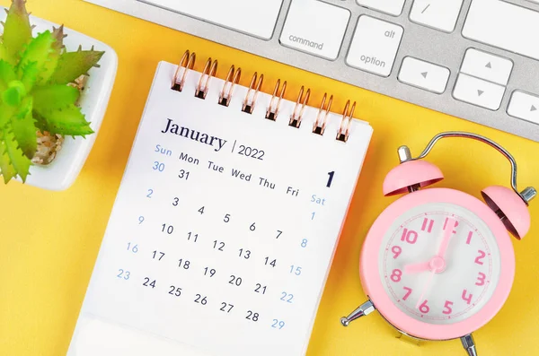 Enero 2022 Calendario Escritorio Despertador Rosa Con Teclado —  Fotos de Stock