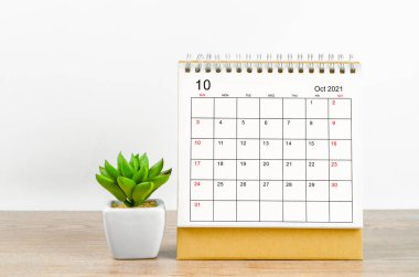 Ekim 2021 masa takvimi ahşap masada.