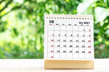 Ekim 2021 Planlayıcı için takvim masası Doğanın arka planındaki ahşap masa üzerinde planlama ve hatırlatma.