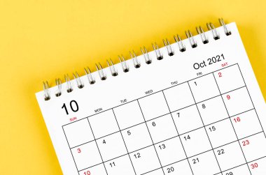 Yakın plan Ekim 2021 sarı arkaplan takvimi.