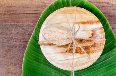 Kurutulmuş betel fındık yaprağı palmiyesinden yapılmış mutfak gereçleri, doğal malzeme. Yeşil ürün çevre dostu konsept.