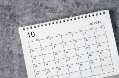Ekim 2021 masa takvimi ahşap masada.