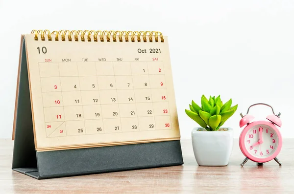 Oktober 2021 Schreibtischkalender Mit Rosa Wecker Auf Holztisch — Stockfoto