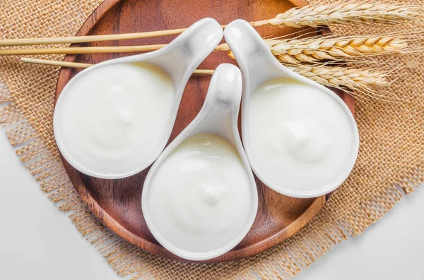 Griechischer Joghurt Einer Weißen Tasse Und Trockene Gerste Auf Tischdecke — Stockfoto