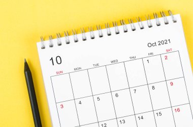 Yakın plan Ekim 2021 sarı arkaplan takvimi.