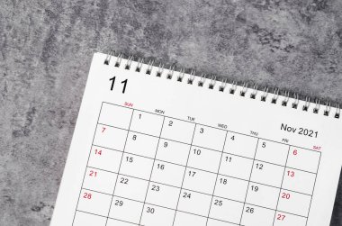 Kasım 2021 'de ahşap masadaki masa takvimini kapat.