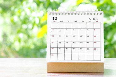 Ekim 2021 Planlayıcı için takvim masası Doğanın arka planındaki ahşap masa üzerinde planlama ve hatırlatma.