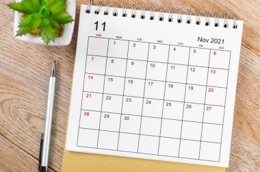 Kasım 2021 Ahşap masadaki masa takvimi.
