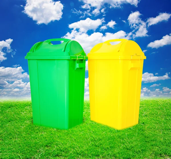 Grüne und gelbe Plastikmüll-Recycling-Container Ökologie conce — Stockfoto