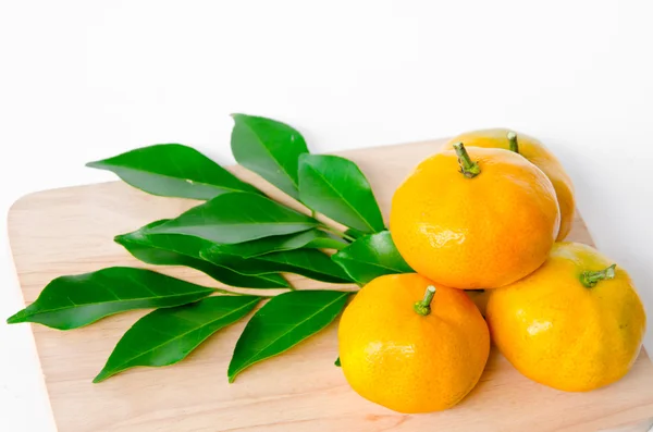Sok érett narancssárga gyümölcs és levelek. — Stock Fotó