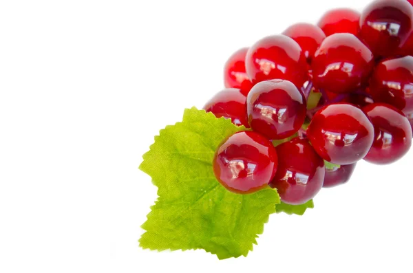 Uva roja con hoja sobre fondo blanco —  Fotos de Stock